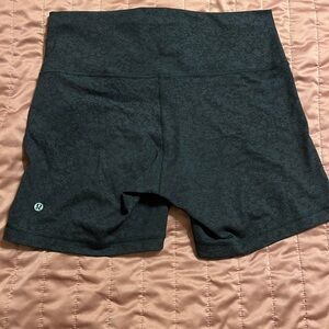 Lululemon - Sz 14 - GUC 6” wonder train shorts